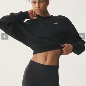 ALO Yoga Women's Black cropped accolade crew neck.